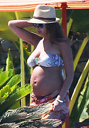 alba-pregnant-bikini