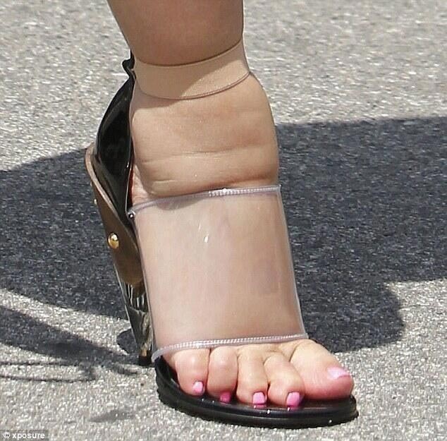 kim-kardashian-feet